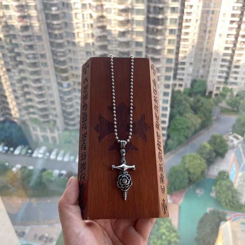 Ch*0me He**ts necklaces